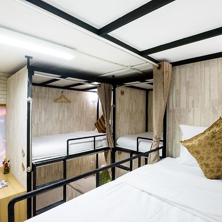 Hostel At Thonglor Банкок Екстериор снимка
