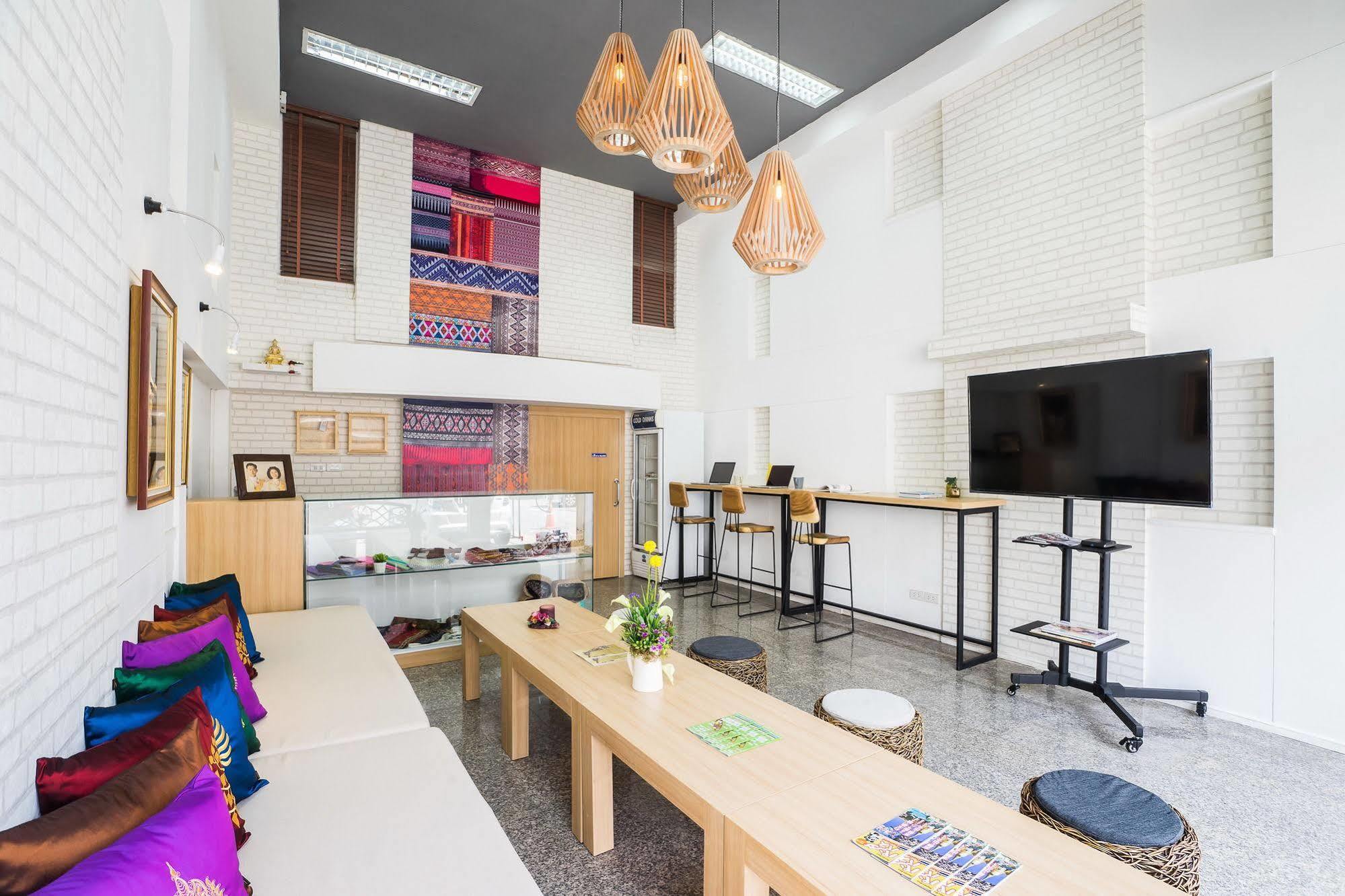 Hostel At Thonglor Банкок Екстериор снимка
