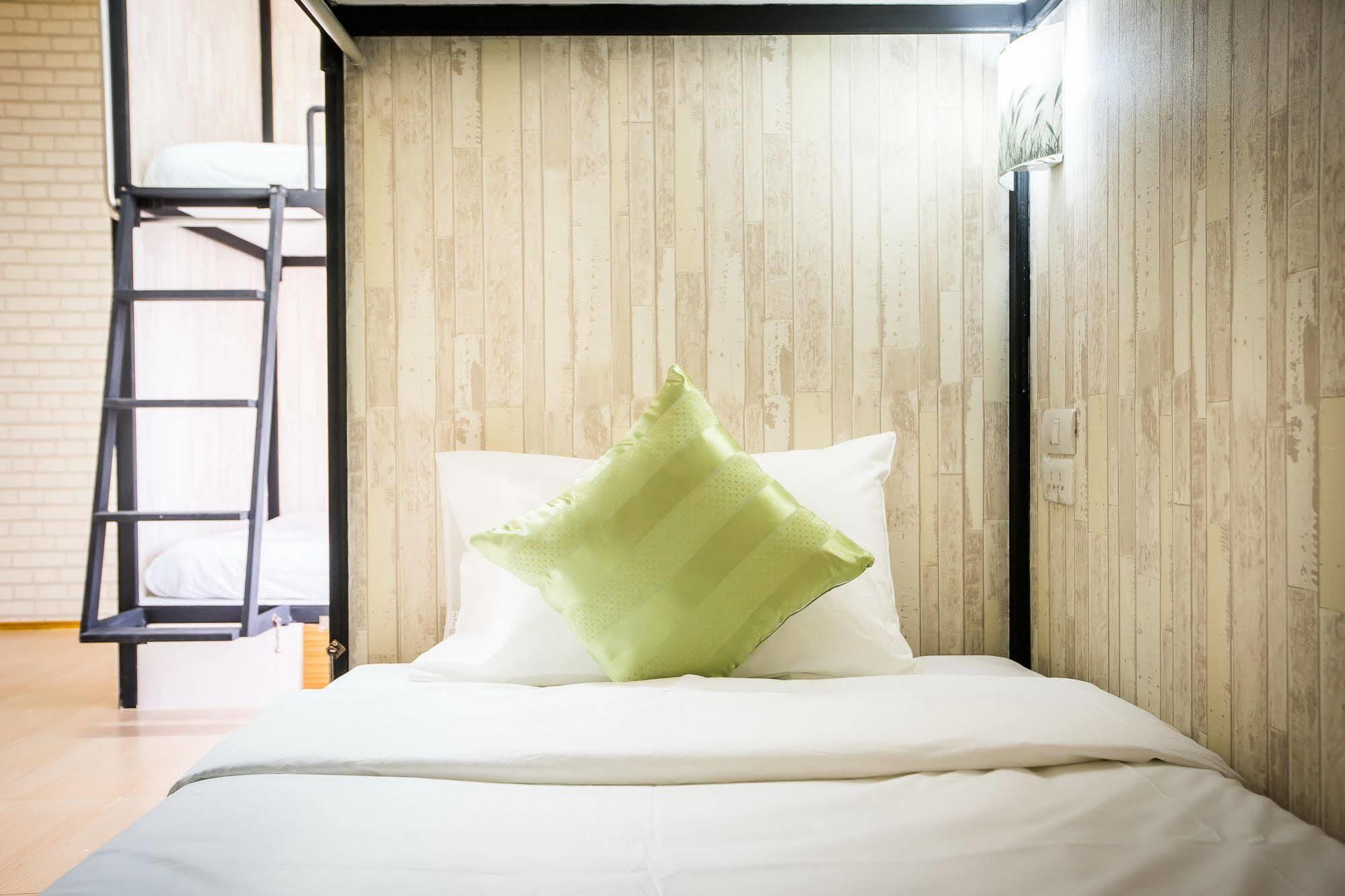 Hostel At Thonglor Банкок Екстериор снимка