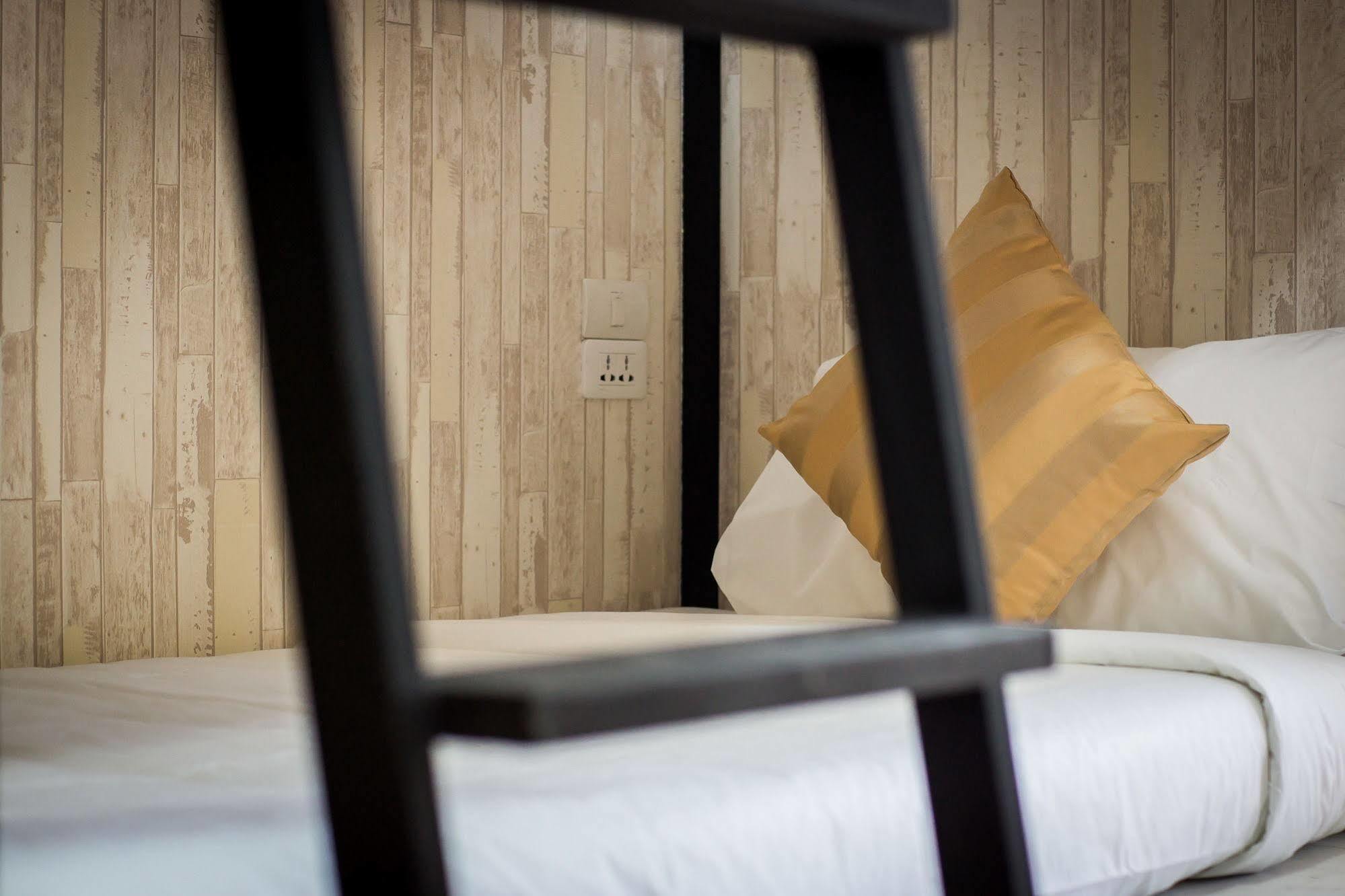 Hostel At Thonglor Банкок Екстериор снимка