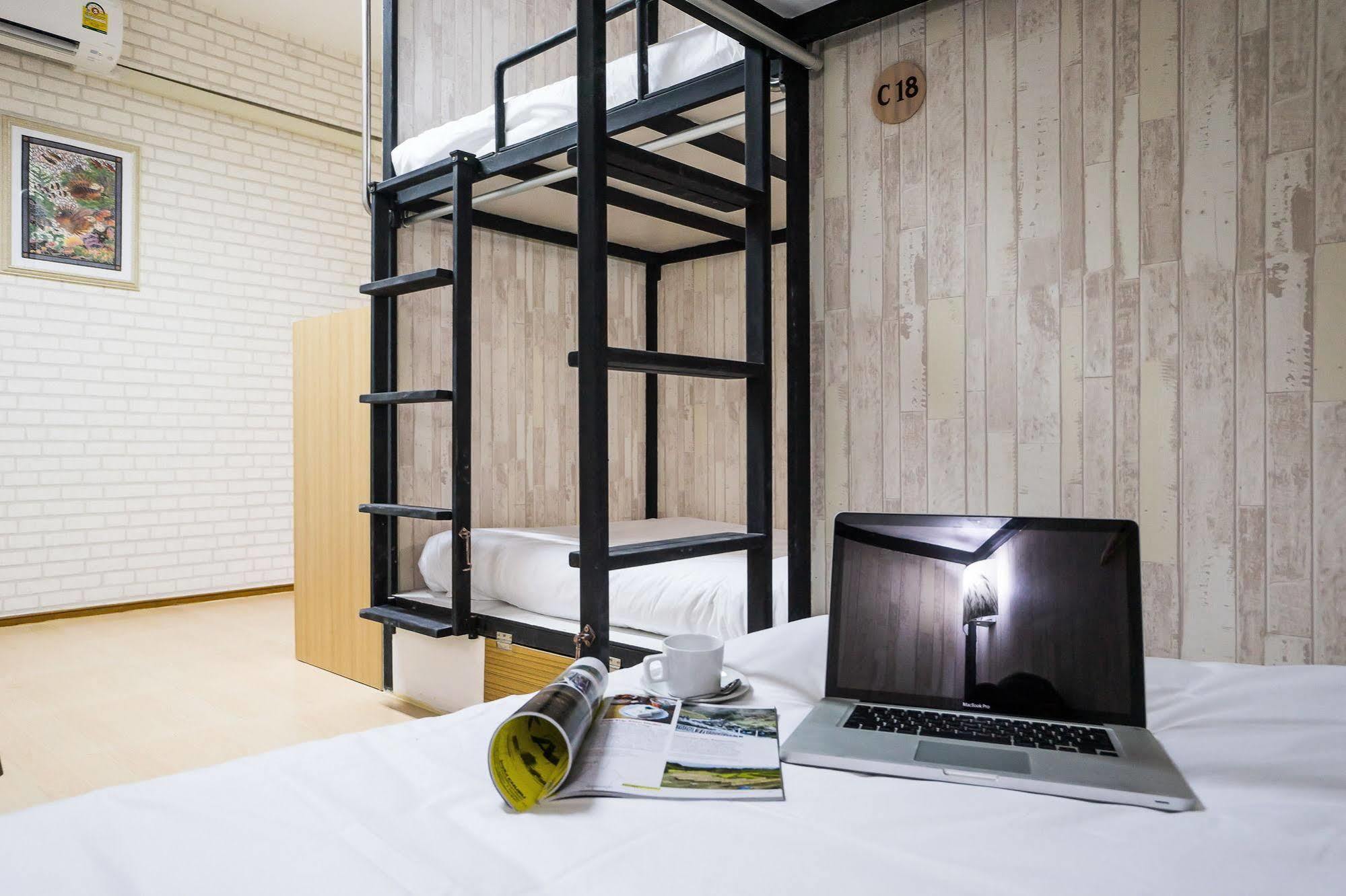 Hostel At Thonglor Банкок Екстериор снимка
