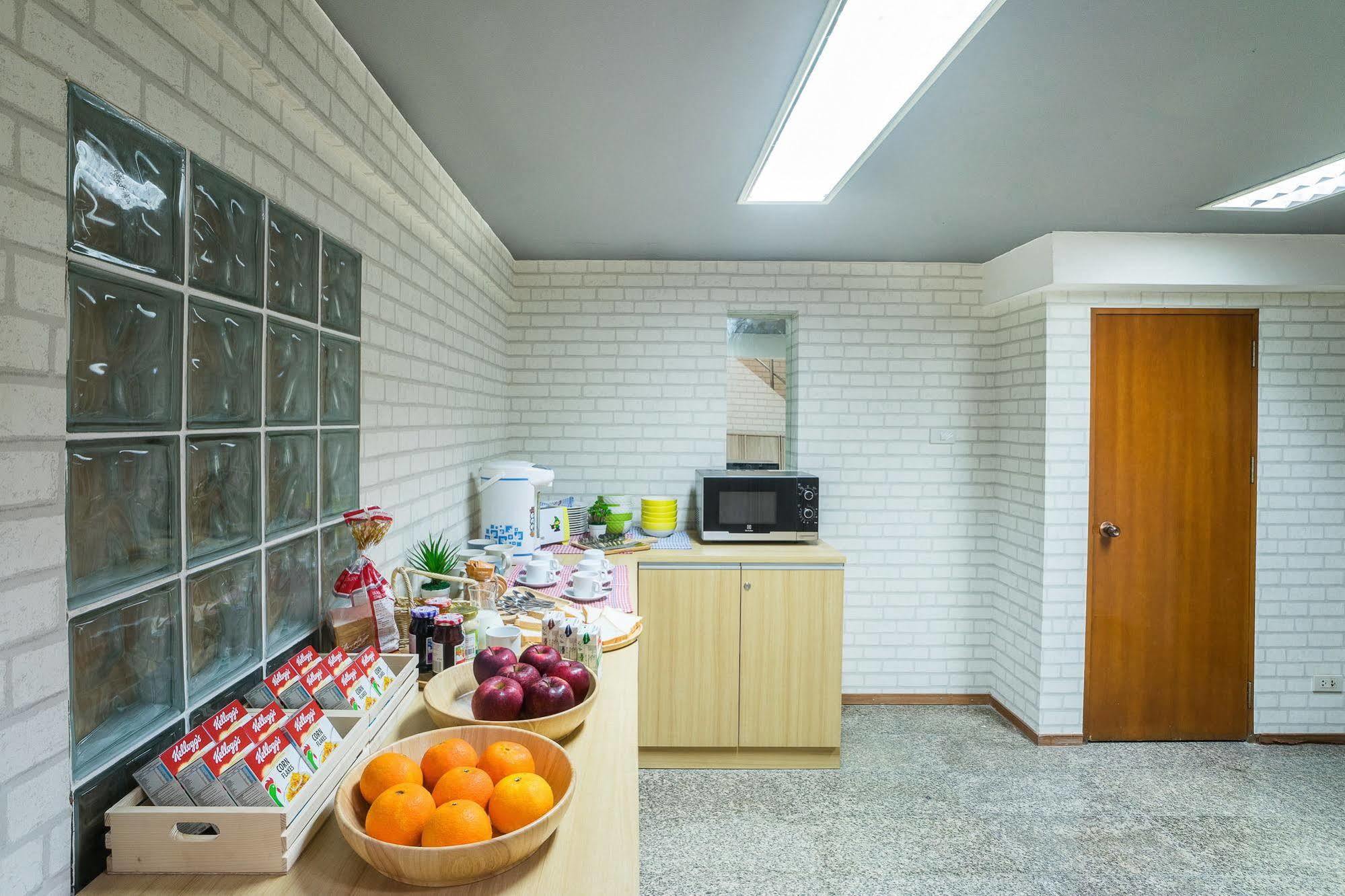 Hostel At Thonglor Банкок Екстериор снимка